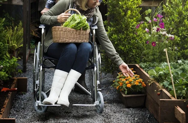 mujer-discapacidad-tocando-flores_53876-10084.jpg